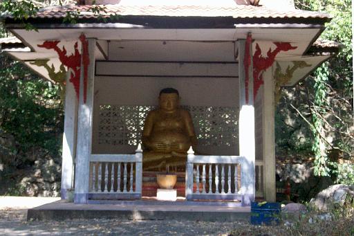 Hoehle 19.jpg - Buddha-Statue vor der Höhle